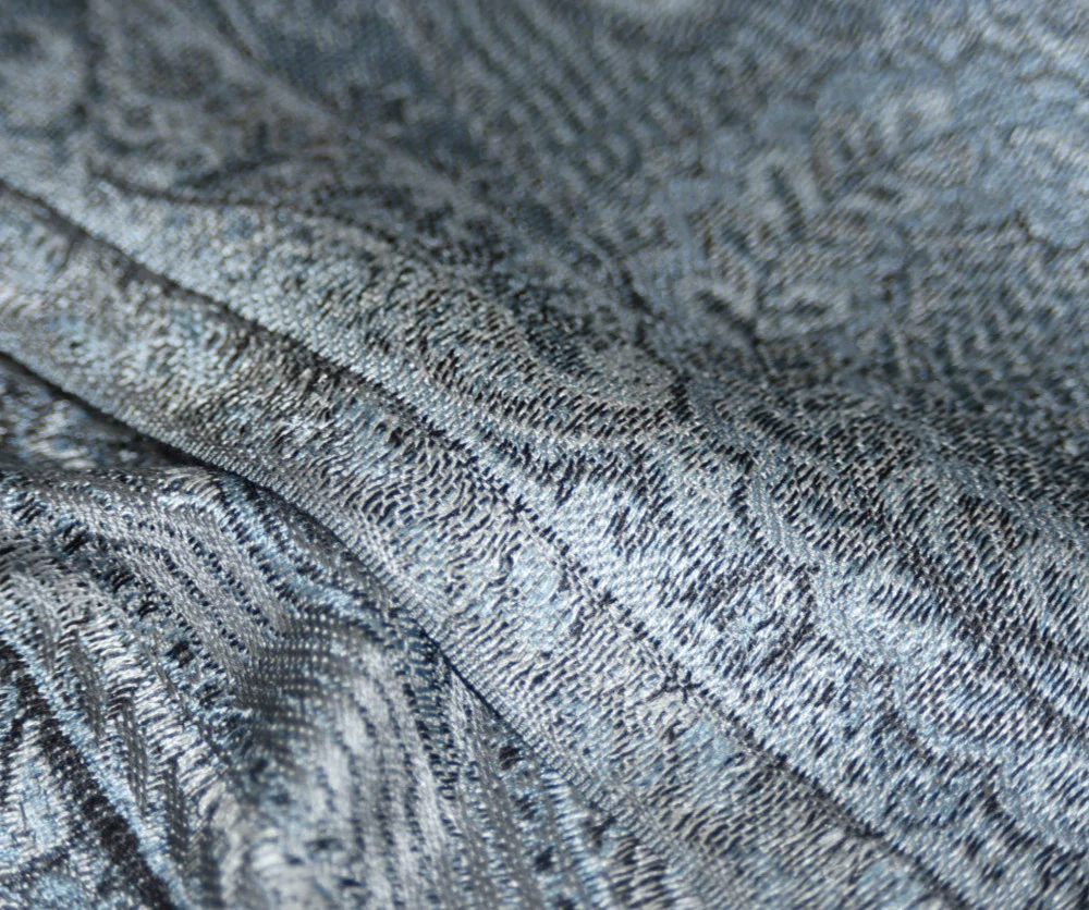 Hedvábná šála Jamawar malá - Šedá, černá a blankytně modrá s ornamenty 2