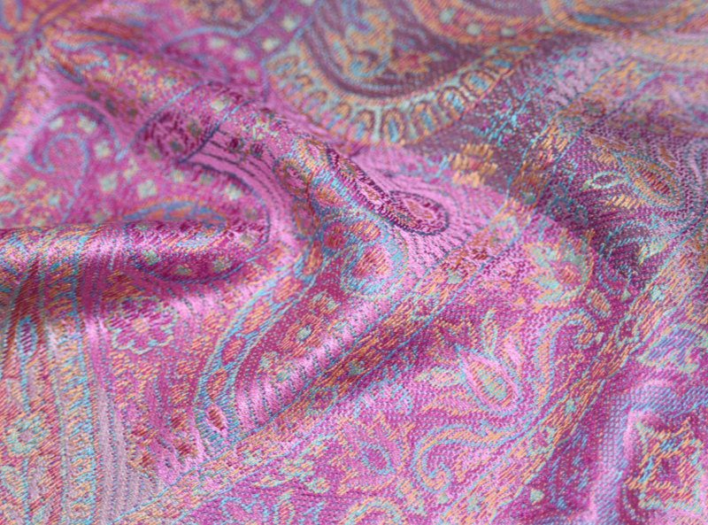 Hedvábná šála Jamawar velká - růžová s ornamenty 2