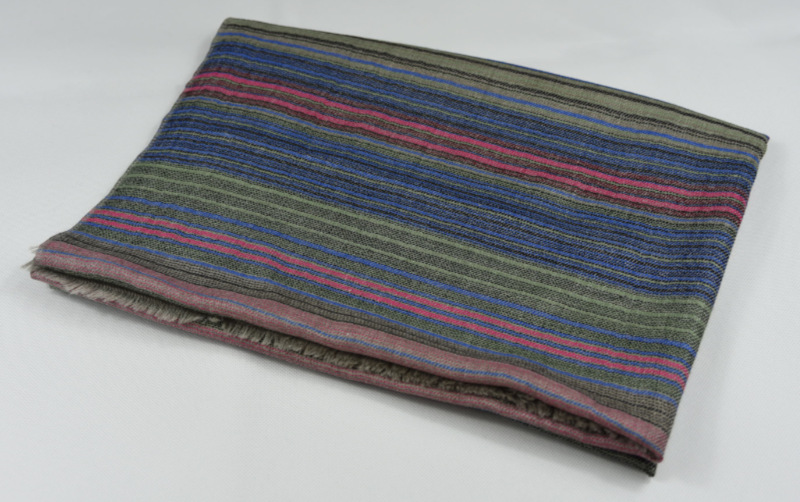 Vlněná vzorovaná šála - četné růžové, modré, zelené a další pruhy