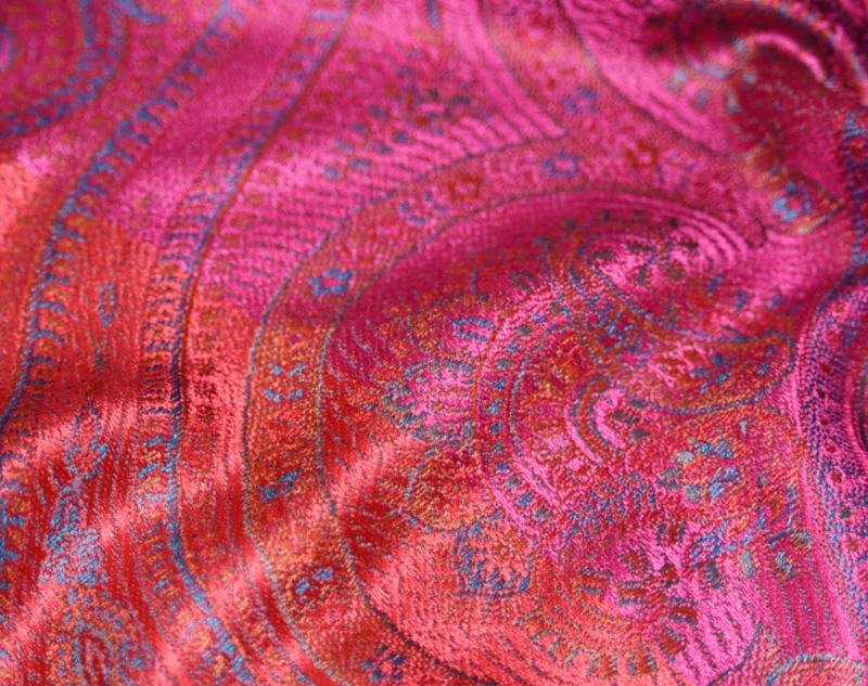 Hedvábná šála Jamawar střední - Růžová a červená s ornamenty 2