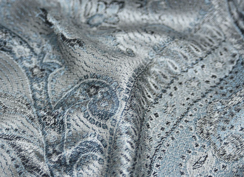 Hedvábná šála Jamawar střední - Šedá, černá a blankytně modrá s ornamenty 3