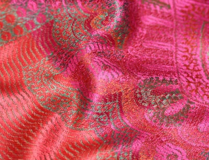 Hedvábná šála Jamawar střední - Růžová a červená s ornamenty 3