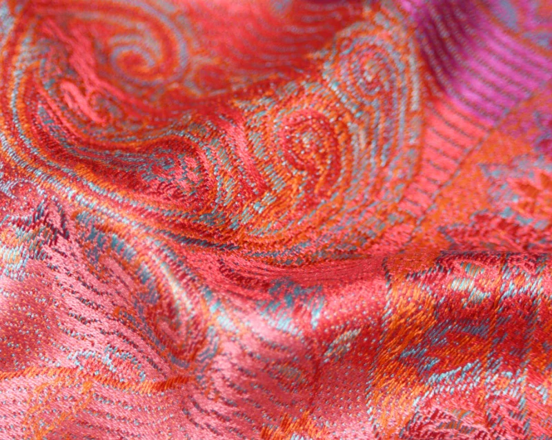 Hedvábná šála Jamawar střední - Červená, růžová, fialová s ornamenty 4