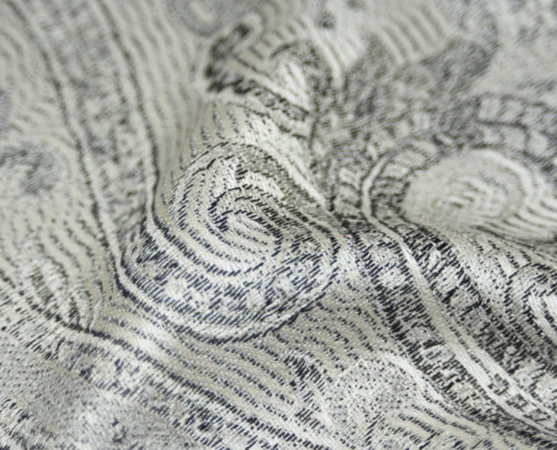 Hedvábná šála Jamawar střední - stříbrná, šedá a černá s ornamenty 3