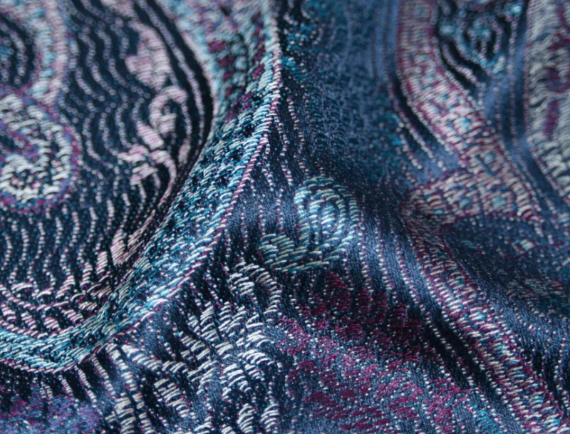 Hedvábná šála Jamawar střední - noční modrá s ornamenty