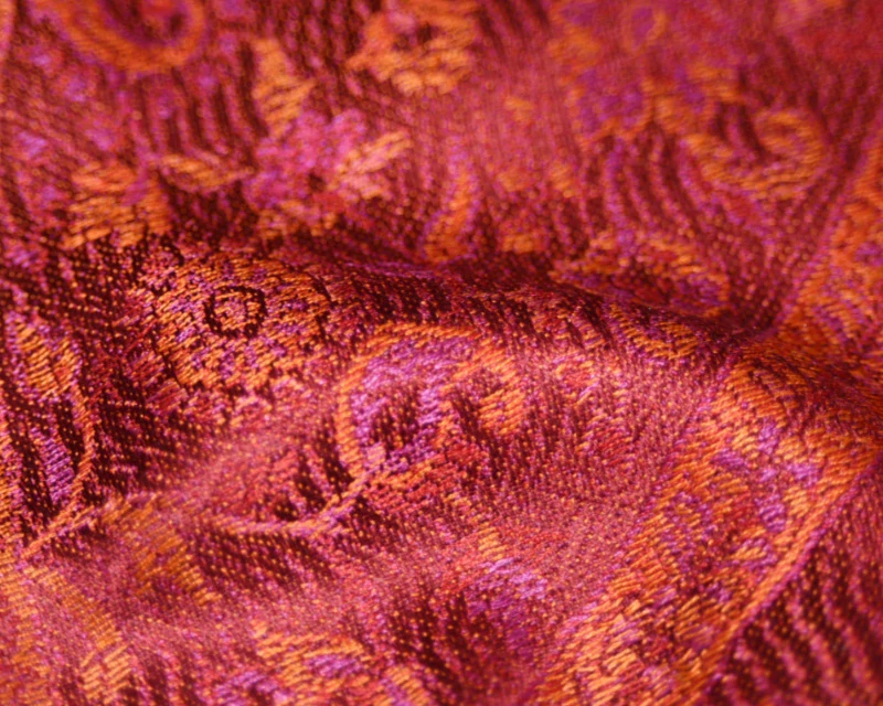 Hedvábná šála Jamawar malá - Karmínově červená a oranžová s ornamenty