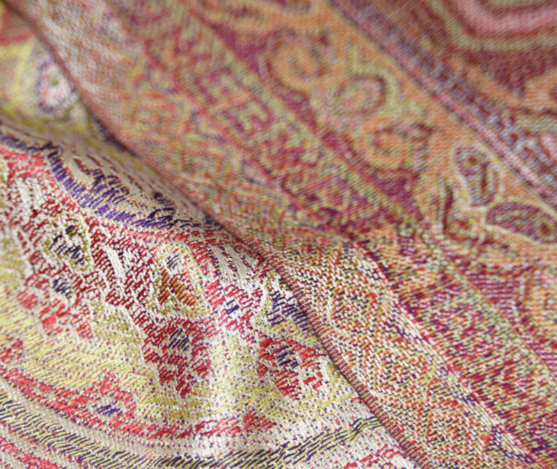 Hedvábná šála Jamawar střední - Béžová, červená a zelená s ornamenty