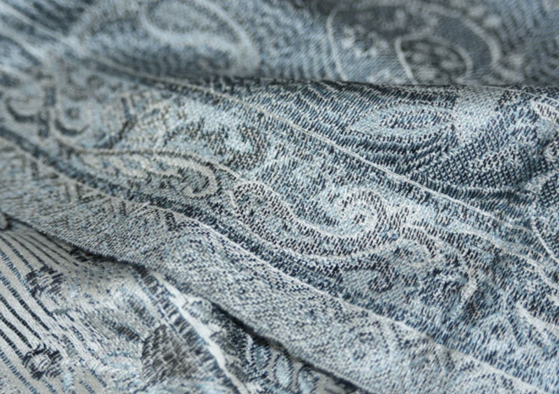 Hedvábná šála Jamawar střední - stříbrná, černá a blankytně modrá s ornamenty 4