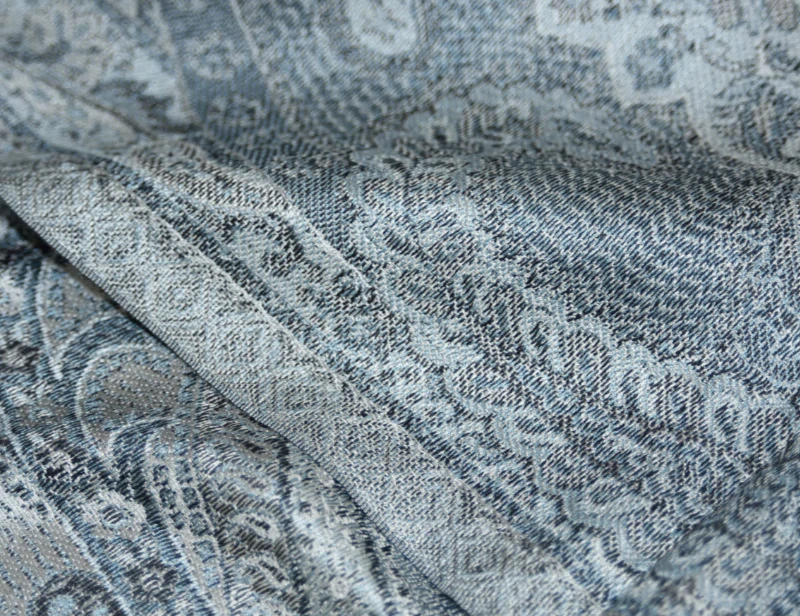 Hedvábná šála Jamawar střední - Šedá, černá a blankytně modrá s ornamenty 3