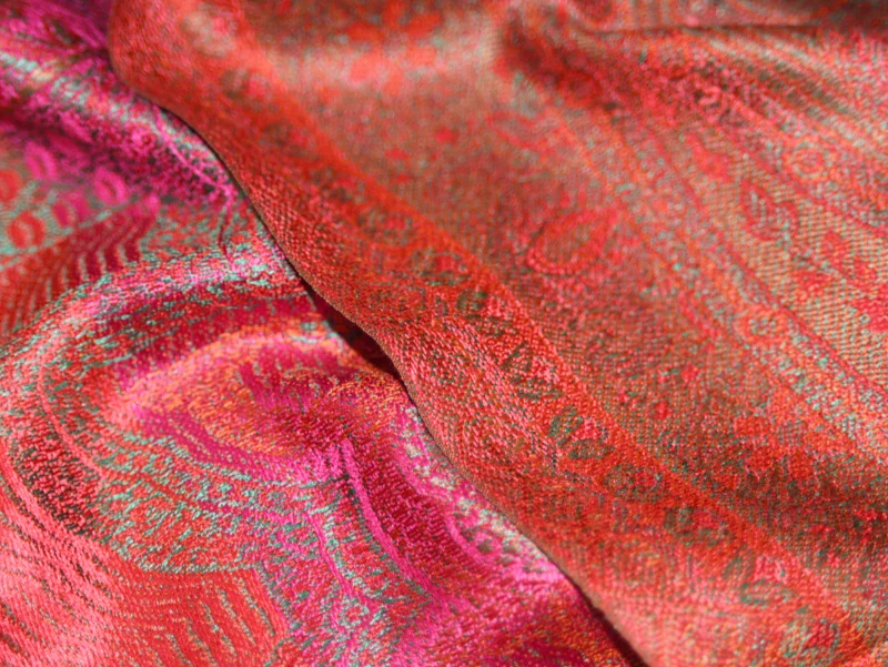 Hedvábná šála Jamawar střední - Růžová a červená s ornamenty 3