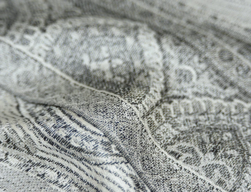 Hedvábná šála Jamawar střední - stříbrná, šedá a černá s ornamenty 3