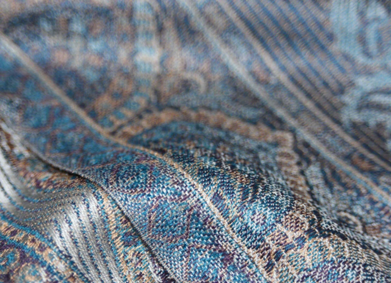 Hedvábná šála Jamawar velká - Šedá a modrá s ornamenty