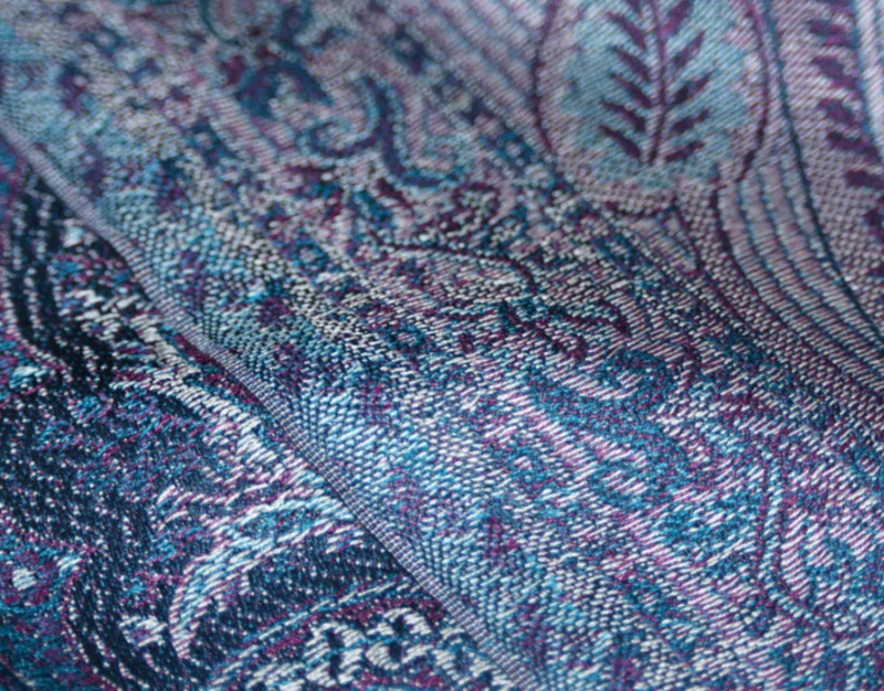 Hedvábná šála Jamawar střední - noční modrá s ornamenty