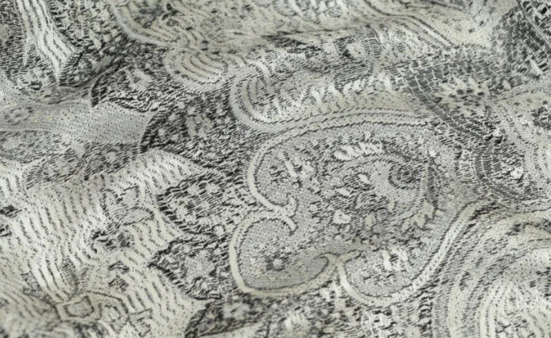 Hedvábná šála Jamawar střední - stříbrná, šedá a černá s ornamenty