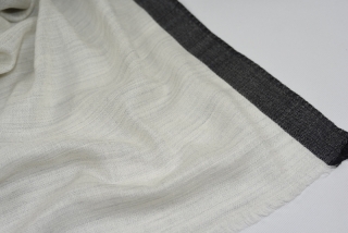 Vlněná vzorovaná šála - šedobílá s černými postranními pruhy