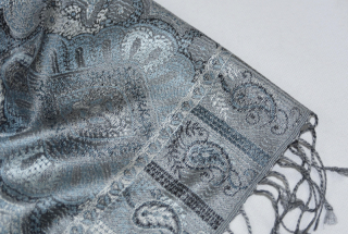 Hedvábná šála Jamawar malá - Šedá, černá a blankytně modrá s ornamenty