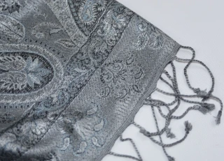 Hedvábná šála Jamawar malá - Šedá, černá a blankytně modrá s ornamenty 2