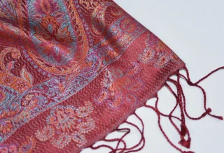 Hedvábná šála Jamawar malá - karmínově červená a blankytně modrá s ornamenty